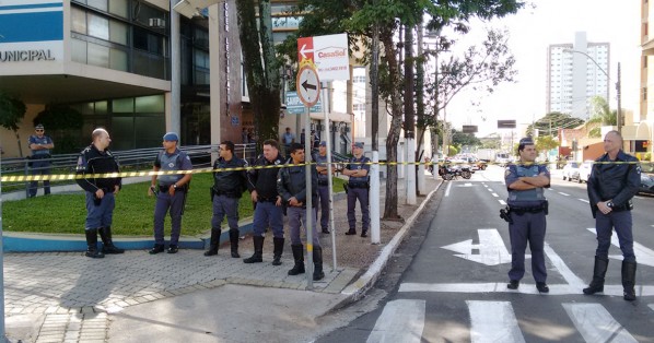 Sem público e com PM na porta, Câmara aprova 4,5% para servidores