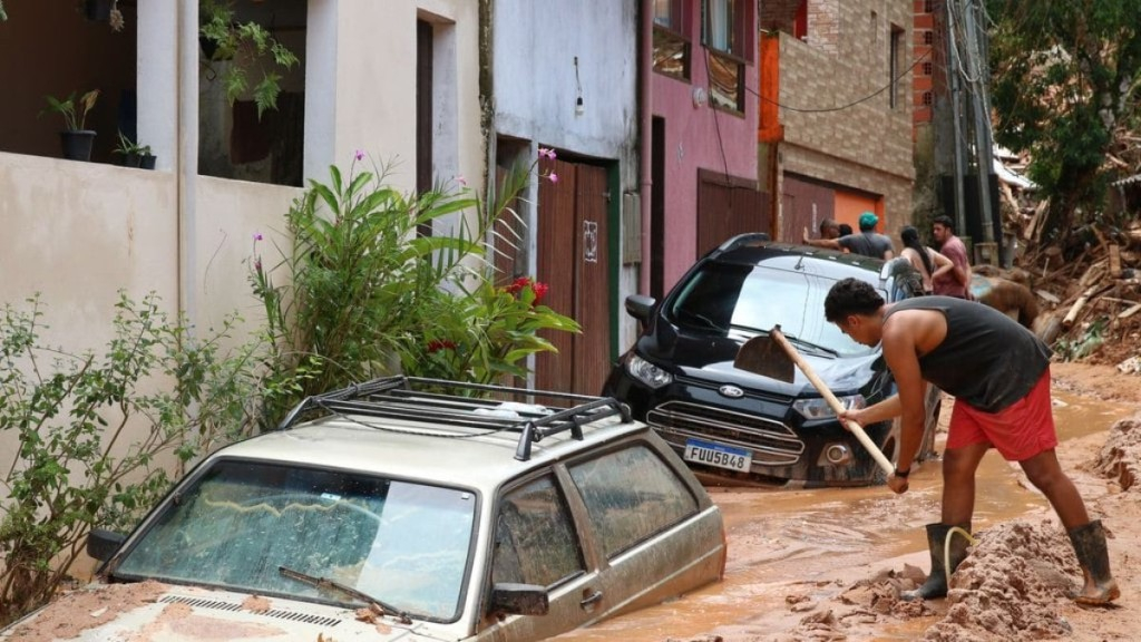 Rovena Rosa/Agência Brasil – 22/02/2023 Moradores de São Sebastião tiveram casas invadidas pela água após fortes chuvas no litoral norte de SP