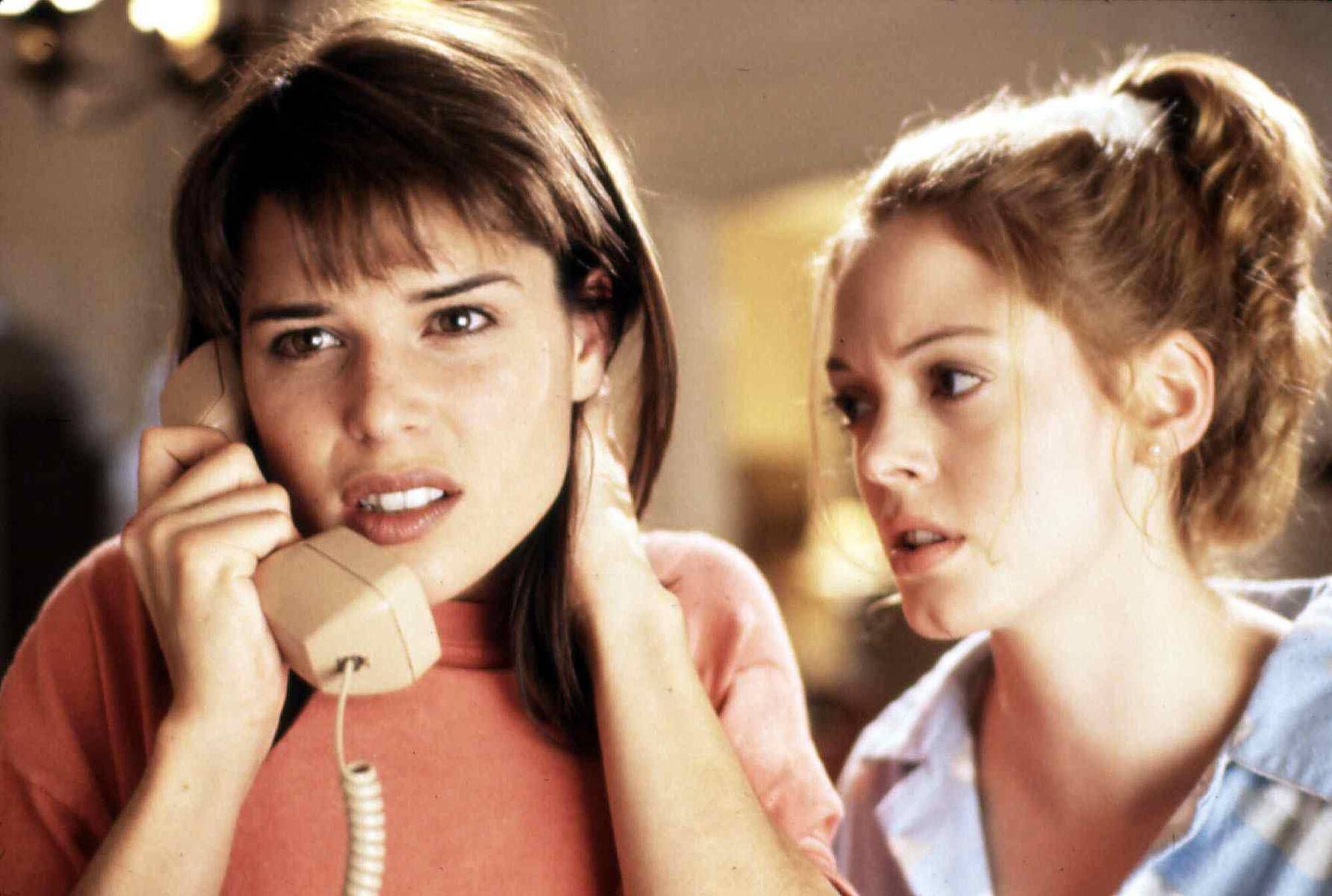 Neve Campbell, intérprete de Sidney Prescott, e Rose McGowan, cuja personagem Tatum Riley teve uma das mortes mais emblemáticas da franquia. Foto: Divulgação