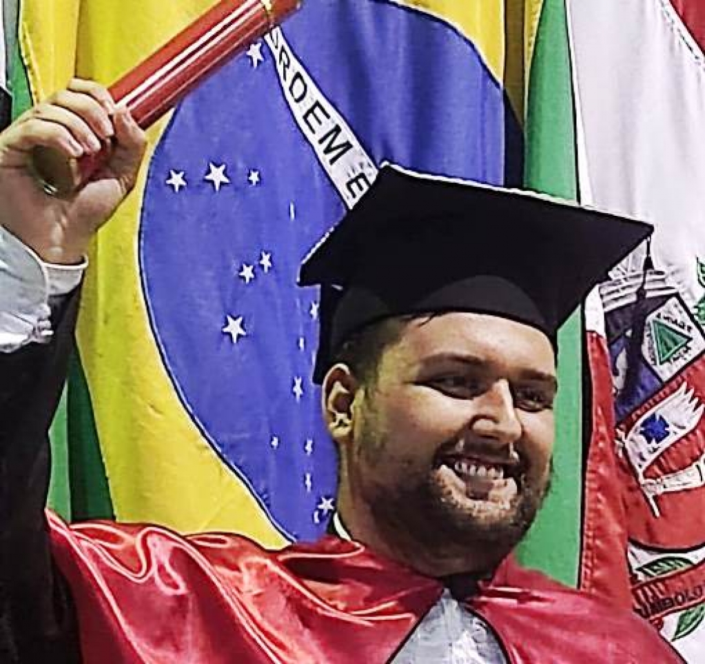 Inspiração na luta contra Câncer, Édio Sândalo faz colação de grau em Marília Inspiração na luta contra Câncer, Édio Sândalo faz colação de grau em Marília