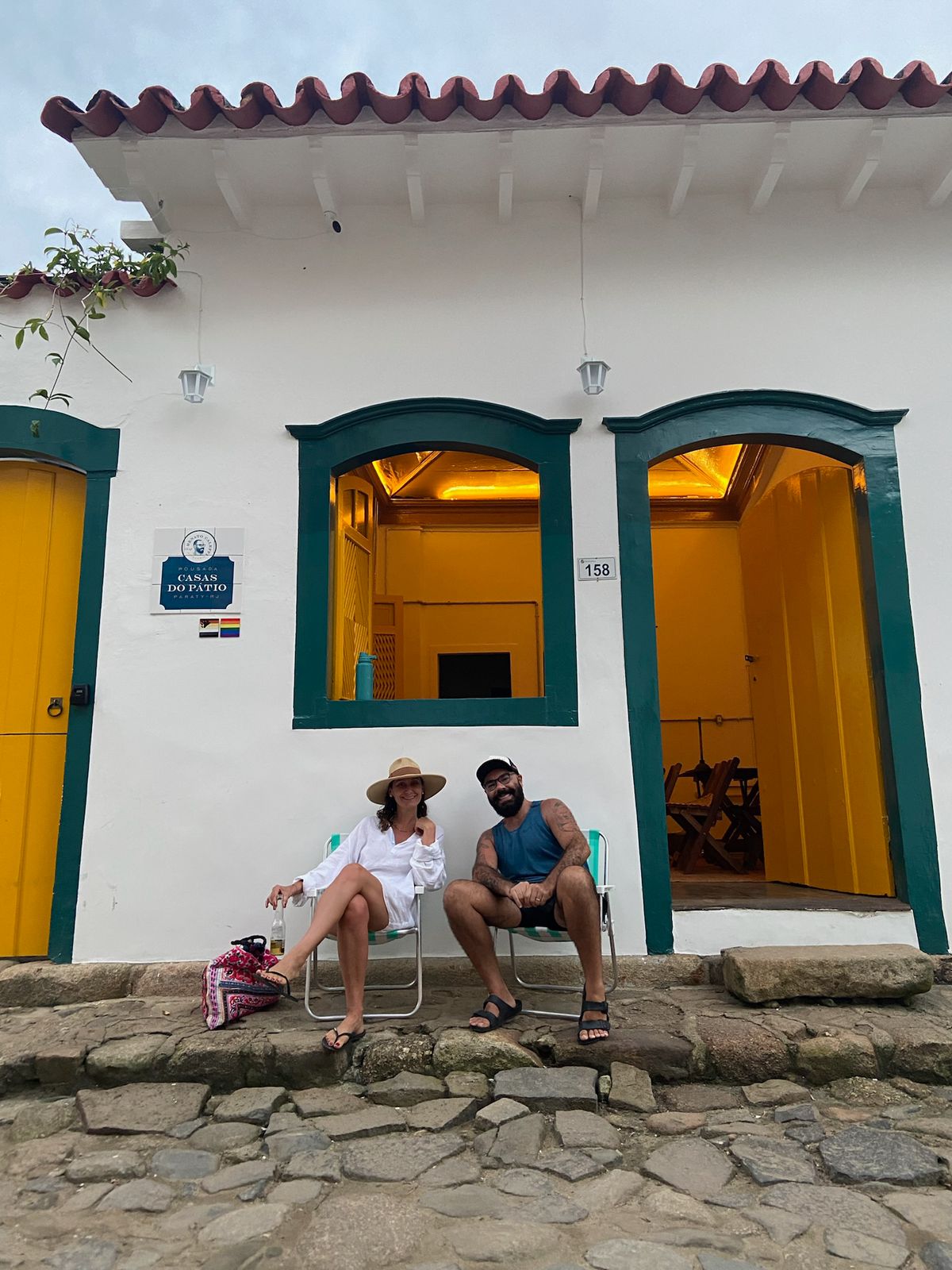 A escritora Luciana Lopes com um dos sócios da pousada Casas de Pátio. Foto: Arquivo pessoal