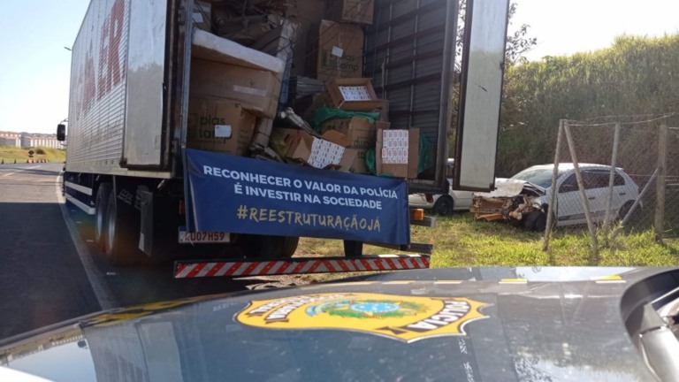 Polícia apreende carga de cigarros contrabandeados a caminho de Marília