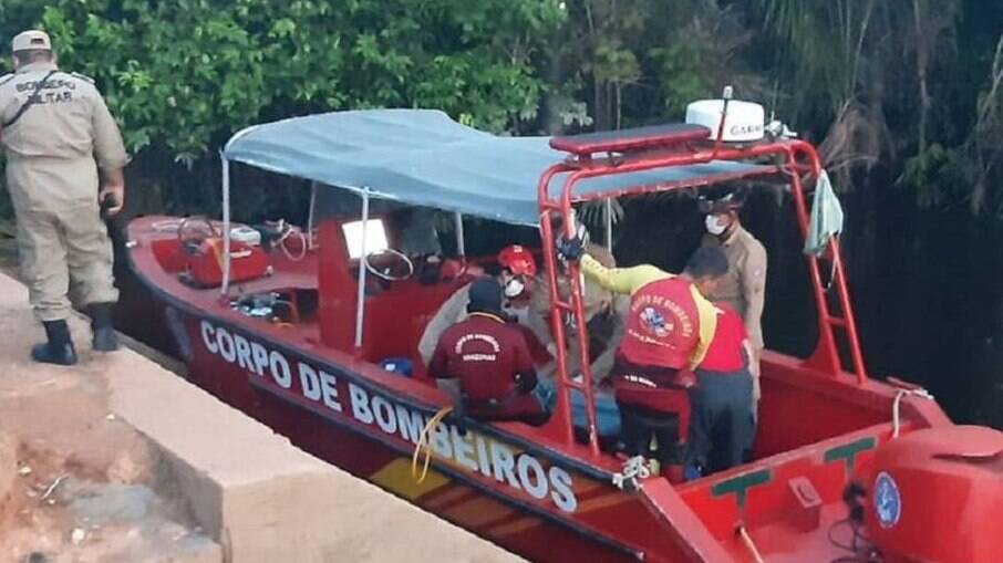 Depois de resgatar duas crianças em Manaus, jovem morre afogado no Rio Negro Depois de resgatar duas crianças em Manaus, jovem morre afogado no Rio Negro