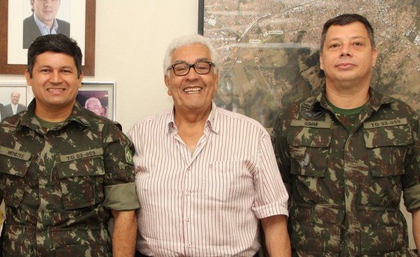 Osmar Martins, instrutor do TG, com o vice-prefeito Sérgio Lopes e o sargento Cláudio Marinho