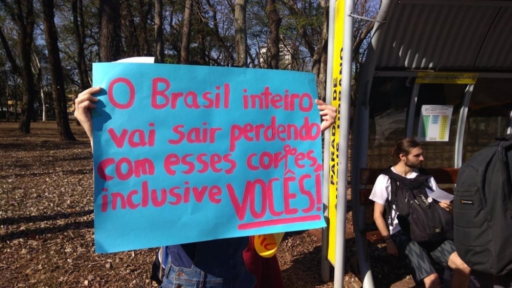 Hoje é dia de luta! Em defesa da educação pública e da aposentadoria.