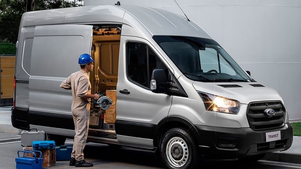 Ford lança a nova Transit Furgão, que pode ser guiada com a CNH tipo B