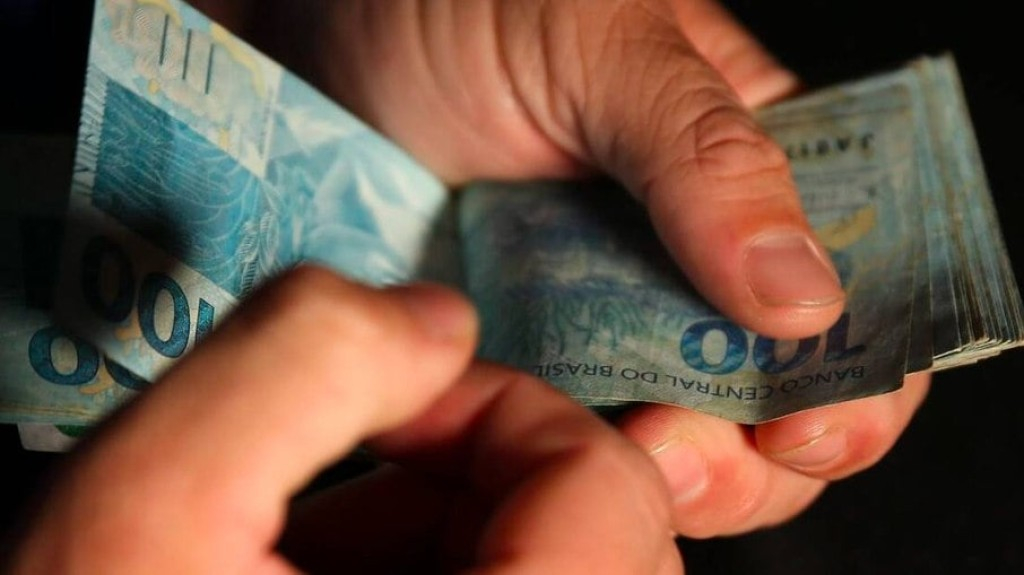 Governo atrasa discussão e não corrige salário mínimo para R$ 1.320