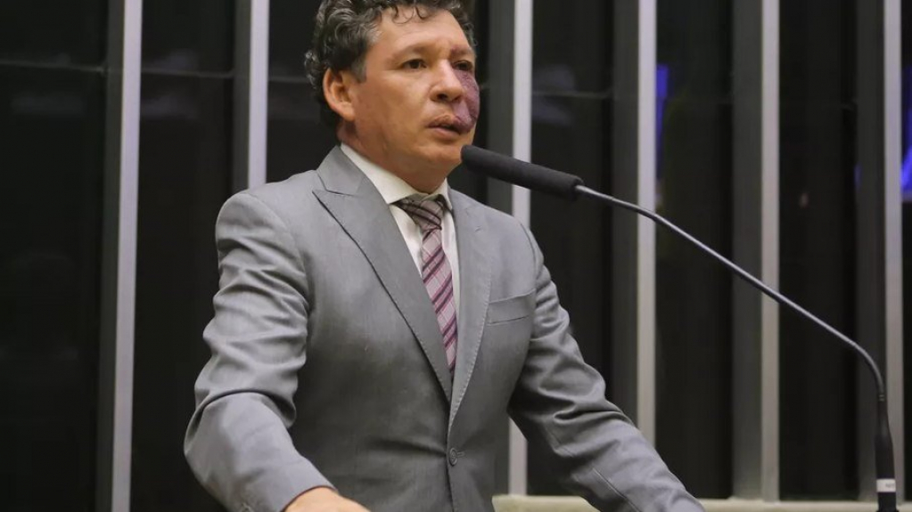 Oposição questiona 'apagão' e quer encerrar sessão da PEC Eleitoral Oposição questiona 'apagão' e quer encerrar sessão da PEC Eleitoral