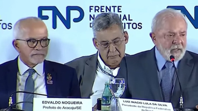 Lula provoca Bolsonaro ao ver prefeitos: "Gosto de ser presidente"