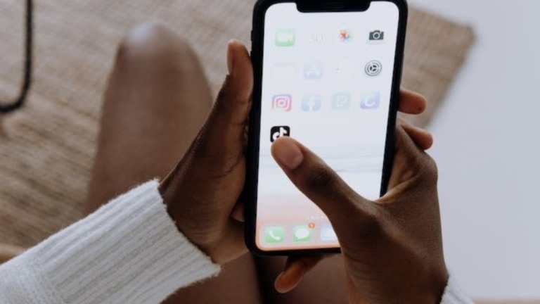 O TikTok, uma das redes sociais mais populares do mundo, foi banida do Nepal devido ao seu conteúdo considerado “prejudicial para a harmonia social”. O TikTok, uma das redes sociais mais populares do