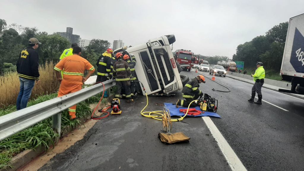 Carreta tomba na rodovia do Contorno e complica trânsito em Marília - vídeo