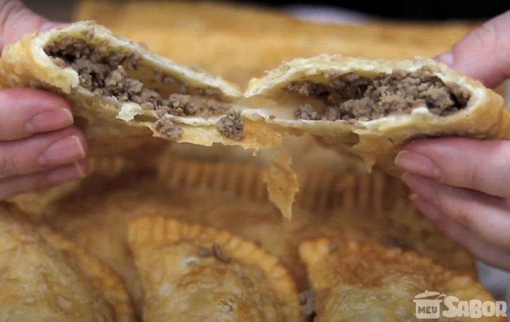 Eu sou apaixonado por Pastel de carne por isso a receita de hoje e sobre essa maravilha de salgadinho!