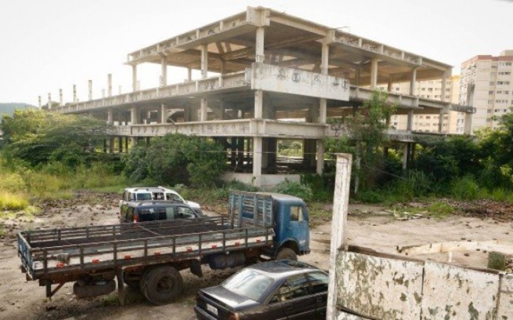 Enquanto China fez hospital em dez dias, Rio tem obras inacabadas há anos