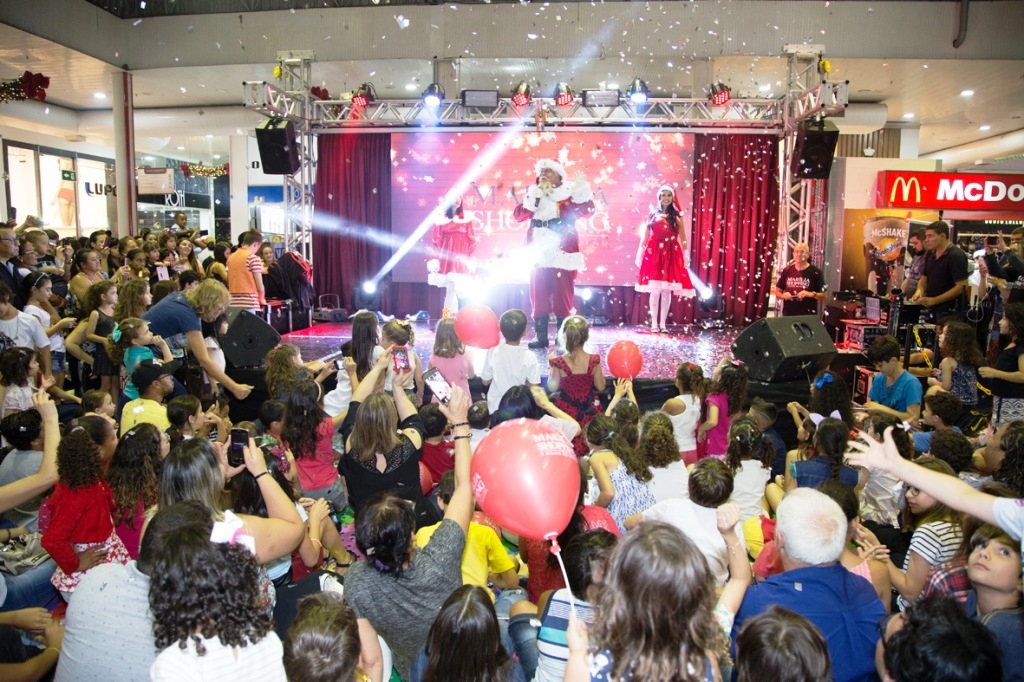 Shopping recebe Papai Noel com personagens de cinema neste domingo