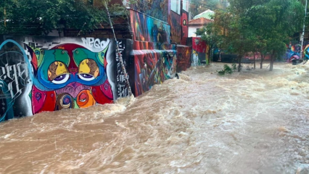 Vídeos: chuva forte provoca vários pontos de alagamento em SP