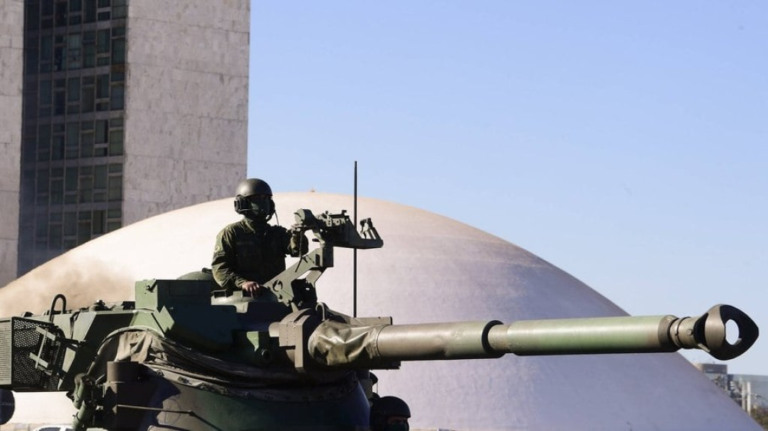 Justiça suspende compra de R$ 5 bilhões em tanques pelo Exército