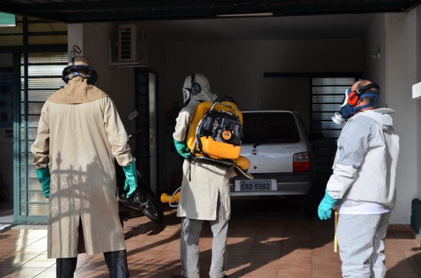 Equipe de nebulização durante visita a residência em Marília