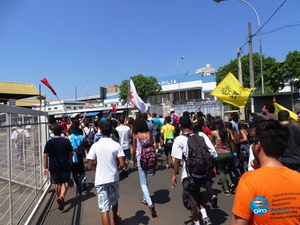 Protesto contra tarifas invade terminal urbano; veja vídeo