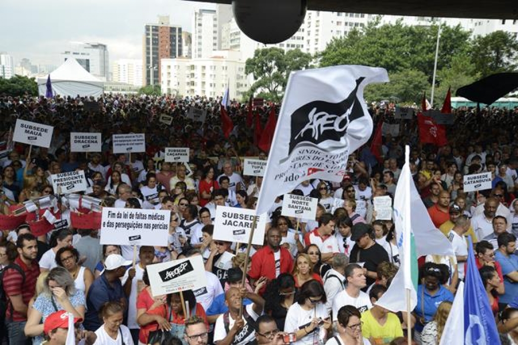 Justiça manda Alckmin reajustar salários de professor e suspende descontos por greve