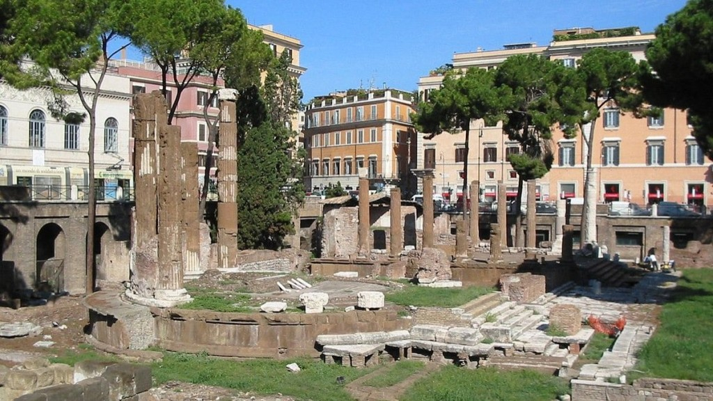 Reprodução/Wikimedia – 26.06.2023 Visitantes podem caminhar pela história e admirar de perto a área sacra do Largo Argentina