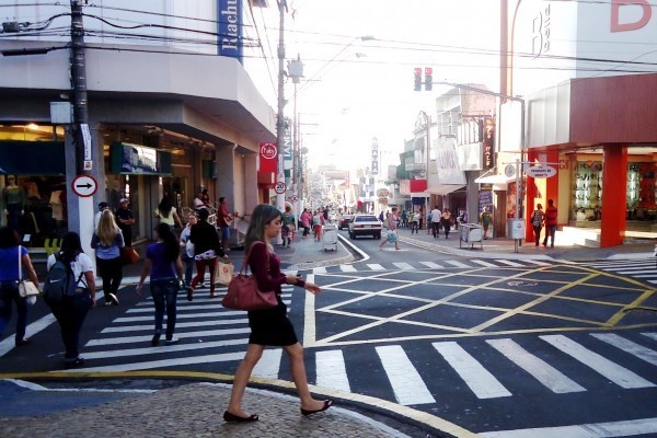 Horário especial e sorteio de carro incentivam compras para Dia das Mães