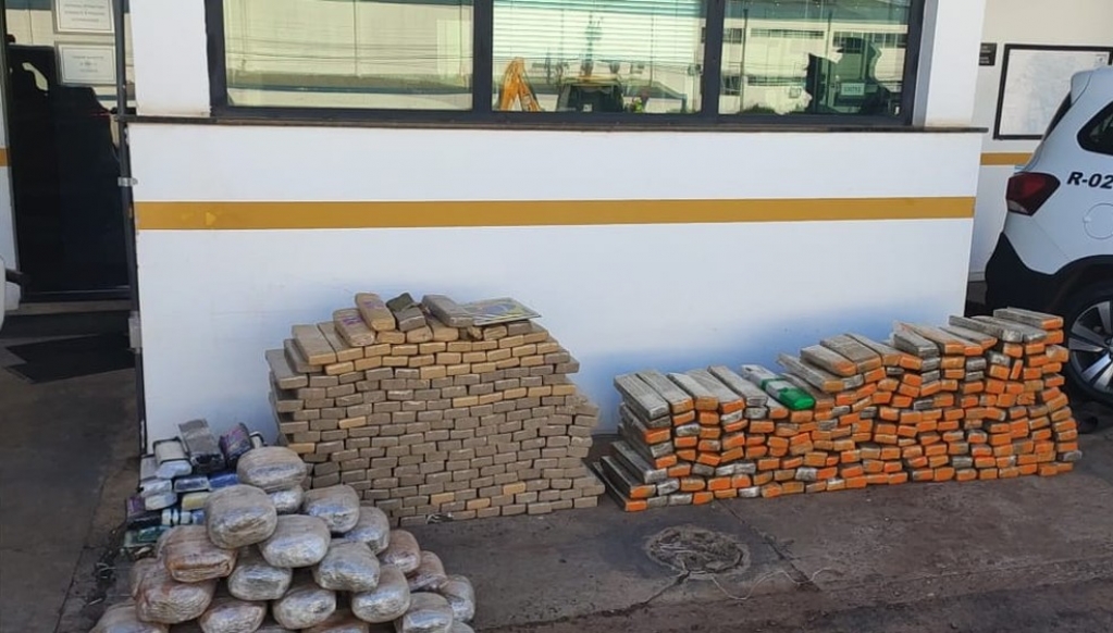 Motorista abordado por alta velocidade é preso com 430kg de maconha na SP-294
