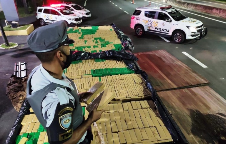 Polícia rodoviária apreende 1,1 tonelada de maconha em Marília; um preso