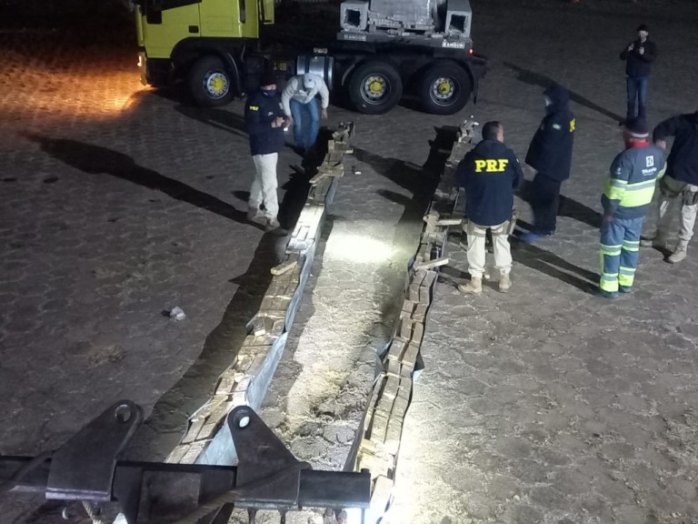 PRF apreende 782kg de maconha em vigas de concreto na BR-153