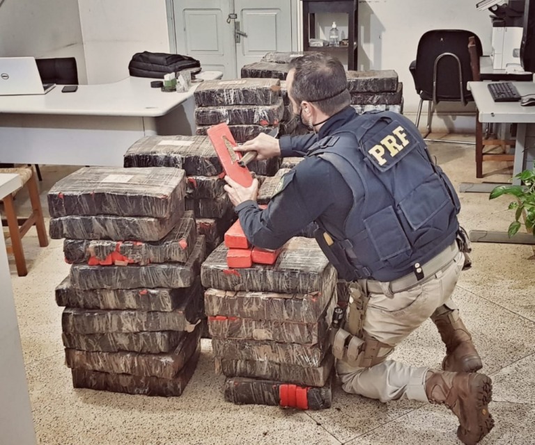 PRF apreende uma tonelada de maconha em blitz na rodovia BR-153