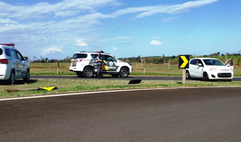 Motorista em fuga bate carro em rodovia na região: carga de maconha