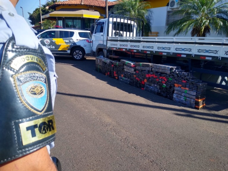 Motorista ignora bloqueio e abandona caminhão com maconha na região de Marília