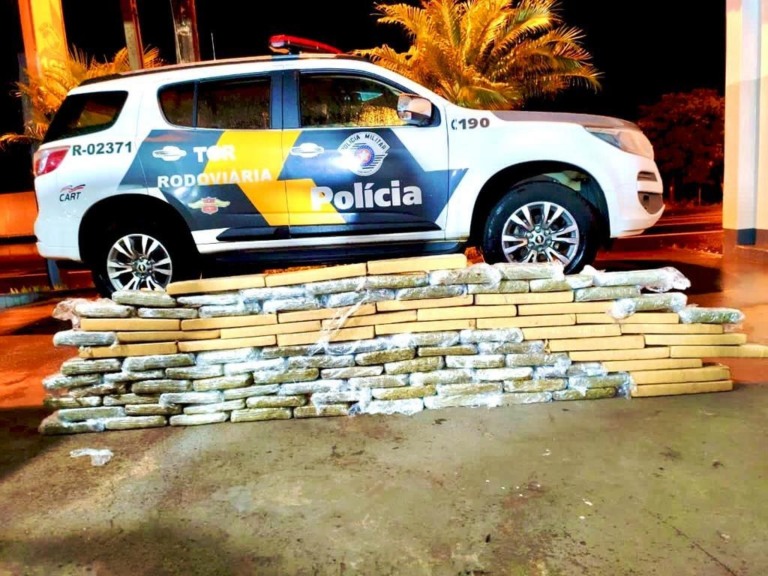 Motorista é preso com 56 quilos de maconha em fundo falso na SP-225