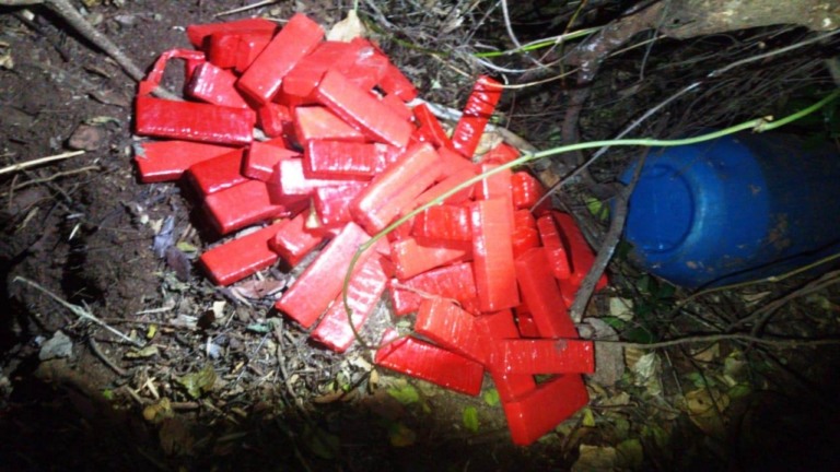 Polícia encontra tonéis com maconha enterrados em bairro de Marília