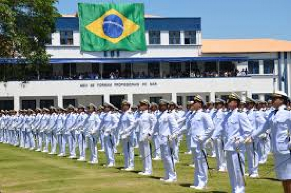 Marinha anuncia concursos para oficiais e alunos; vaga até para padre