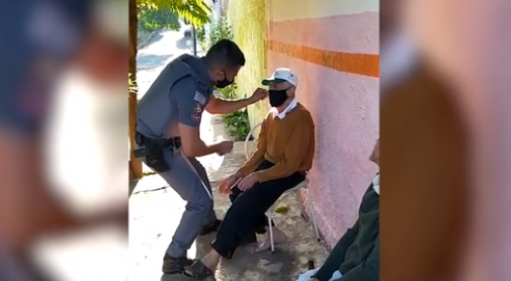 Multa por falta de máscaras entra em vigor; PM ajuda idosos em Araçatuba, assista Multa por falta de máscaras entra em vigor; PM ajuda idosos em Araçatuba, assista