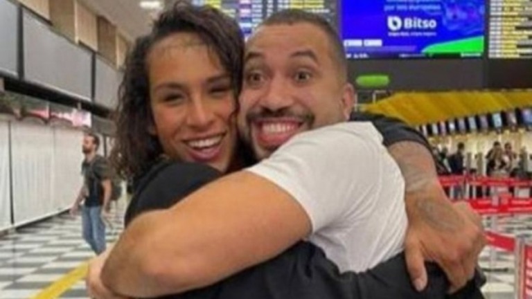Linn da Quebrada encontra Gil do Vigor em aeroporto