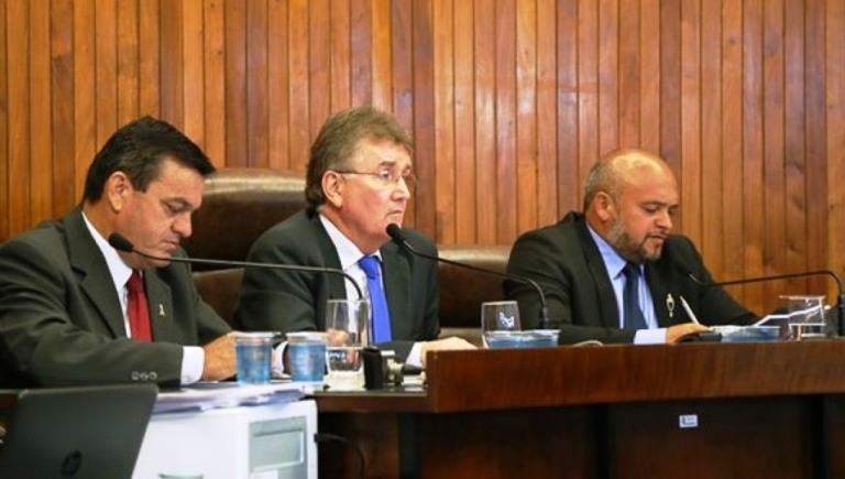 Câmara culpa riscos judiciais por atropelo em votação suspensa pela Justiça