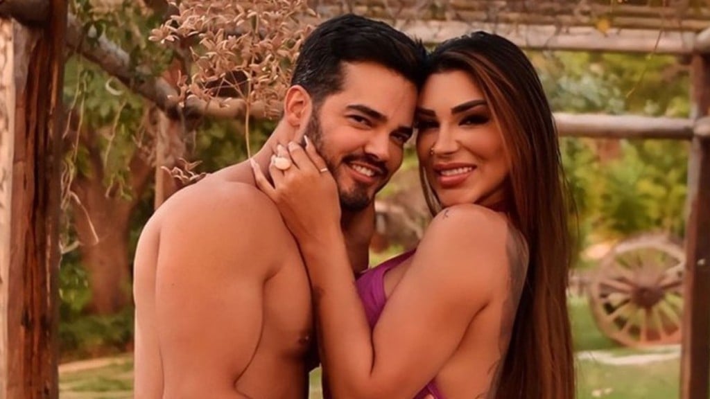 Jenny Miranda expõe intimidade com o marido e foto íntima: ‘incrivelmente sexy’