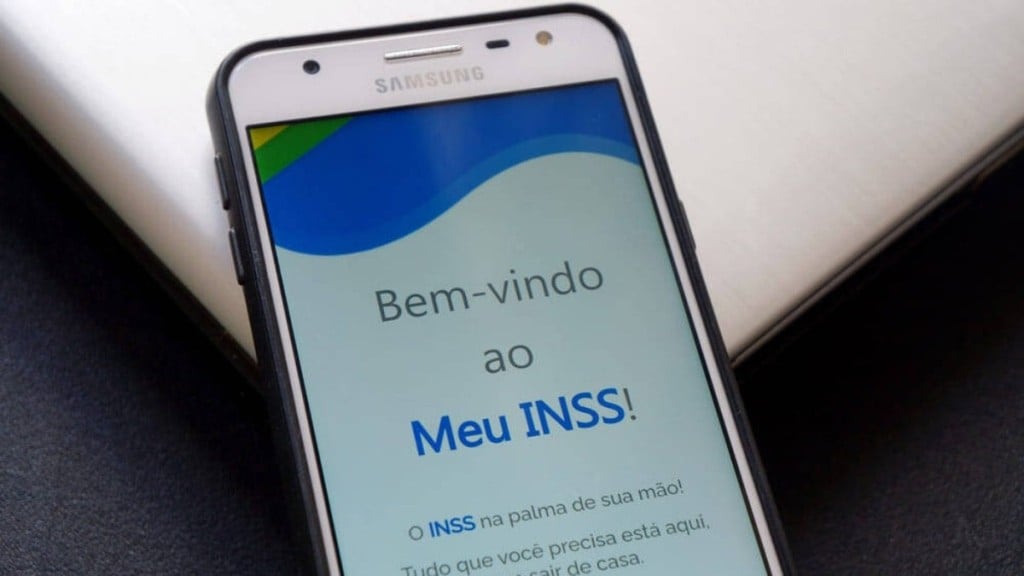 Reprodução/Twitter – 28/03/2023 Carlos Lupi, ministro da Previdência Social, discursando em evento em Brasília