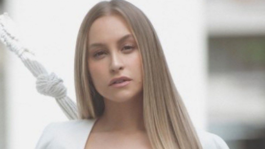 Carla Diaz posta foto de topless e mostra tatuagem secreta Carla Diaz posta foto de topless e mostra tatuagem secreta