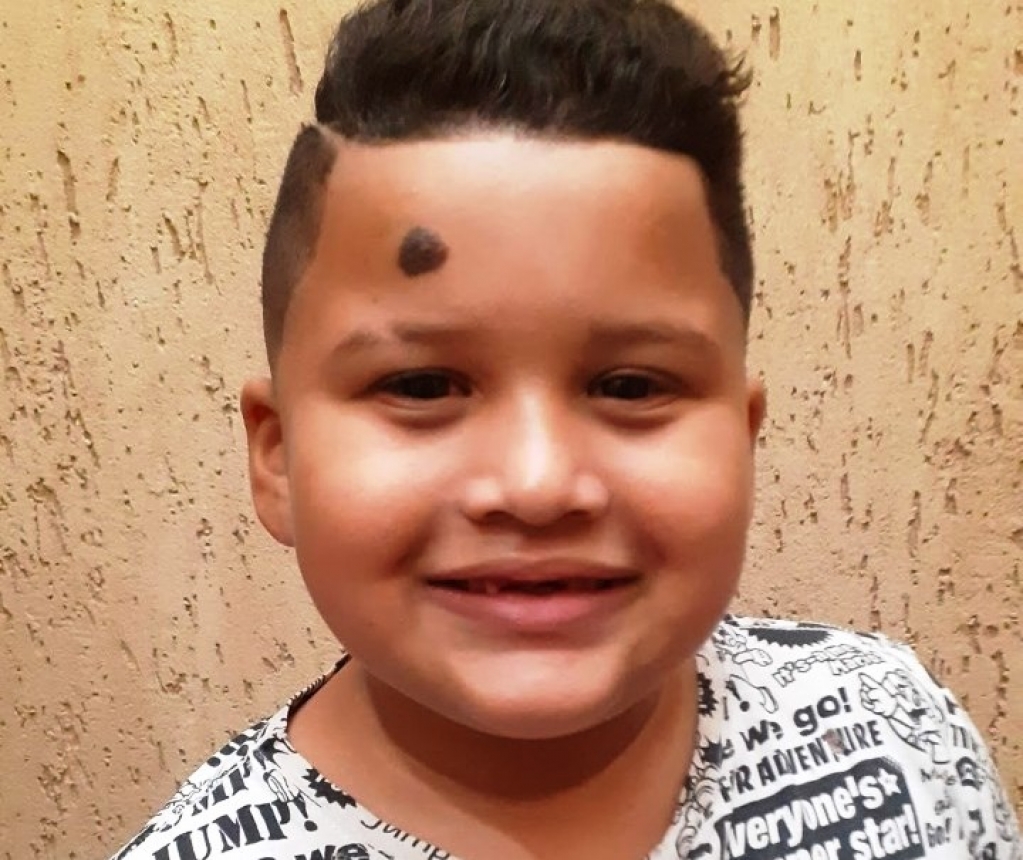 Mãe pede ajuda para aparelho auditivo de criança em adaptação para implante em Pompéia
