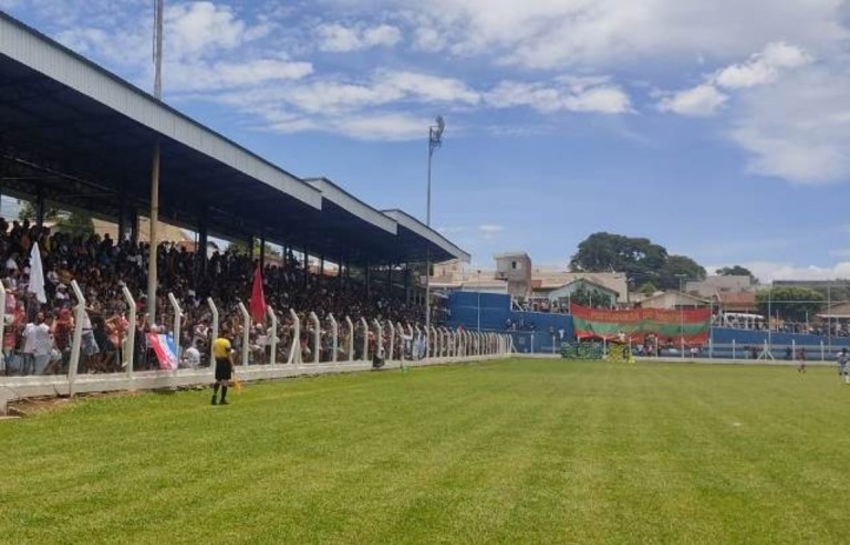 Polícia captura foragido em vestiário durante jogo de futebol em Marília