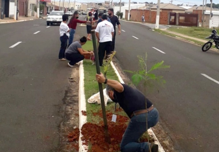 Moradores plantam 29 árvores no Maracá; Altaneira terá Bosque de Flores