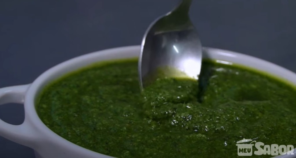 Aprenda a fazer um Molho Pesto para servir com macarrão