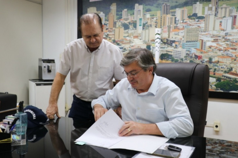 Prefeito Daniel ALonso e o chefe de gabinete, Levi Gomes, na assinatura do projeto