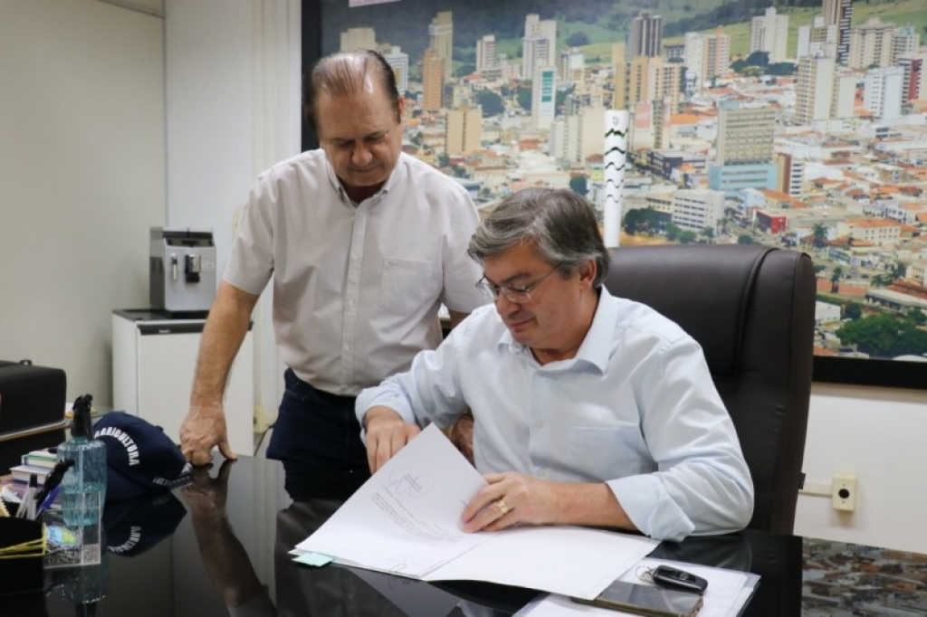 Prefeito Daniel ALonso e o chefe de gabinete, Levi Gomes, na assinatura do projeto