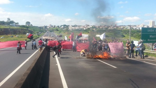 Protesto interdita rodovia – Foto: Du Meira/Campestre FM