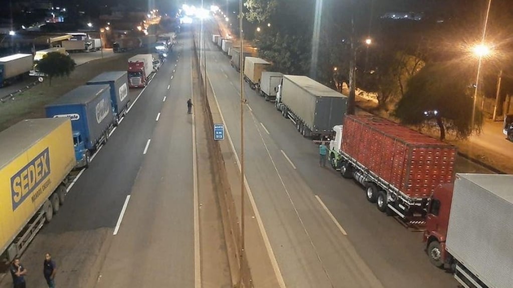 Caminhoneiros fazem protesto contra Detran em rodovia estadual no Pará