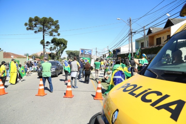 Manifestantes aguardam chegada de Moro à Polícia Federal – Foto: GIULIANO GOMES ROMAN