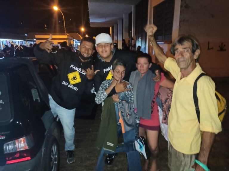 Grupo de motociclistas distribui alimentos e roupas em ruas de Marília